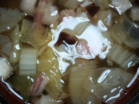 白菜とキャベツと生しいたけとベーコンの中華スープ